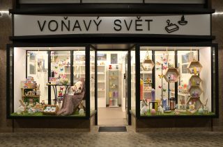 Řekli jsme si, že je na čase z výlohy vydělat tu pěst na oko v podobě Vánoc a dát tam konečně jaro. :) Letos jsme na jarní...