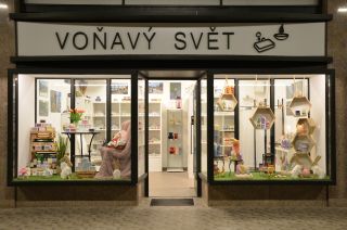 Za chvíli tu bude jaro a my jsme již naši výlohu hodili do zelenějšího kabátu. :) Ve výloze naleznete zajíčky, tulipány,...