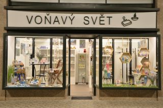 Už bylo na čase udělat novou letní výlohu. :) Ve výloze najdete lodičky, rybičky, mušle a dokonce i pádla. S námi se...